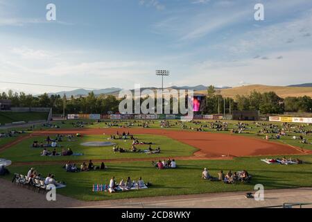 I visitatori sono attentamente distanziati durante la visione del film "Space Jam" all'Ogren Park di Missoula, Montana, giovedì 23 luglio 2020. Foto Stock