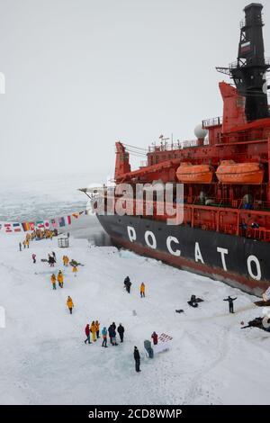 Russia, Alto Artico, Polo Nord geografico. 90 gradi a nord con 50 anni di rompighiaccio russo Victory. Veduta aerea dei turisti avventurosi a Pole. Foto Stock