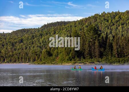 Canada, Provincia del Quebec, Regione di Mauricie, Santuario naturale di Saint-Maurice a nord del Parco Nazionale di Mauricie, gita in barca con la famiglia al mattino sul LAGO di Soucis RILASCIO MODELLO OK Foto Stock