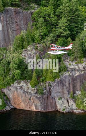 Canada, Provincia di Quebec, Regione Mauricie, Hydravion Aventure, Cessna 206 volo sopra la foresta boreale nelle vicinanze di Lac Sacacomie Foto Stock