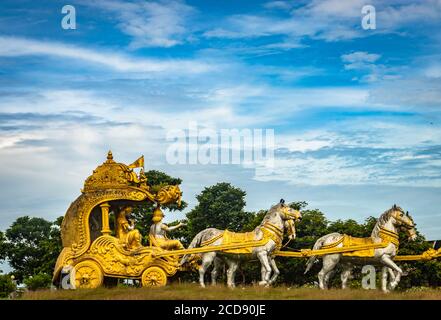 il carro holly Arjuna di Mahabharata in colore dorato con l'immagine di sfondo del cielo stupefacente è presa al karnataka murdeshwar india. Foto Stock