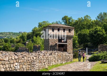 Bulgaria, Veliko Tarnovo, bastioni della città reale, simbolo della gloria del secondo Impero bulgaro e l'indipendenza persa durante le invasioni ottomane in Europa. Fortezza inespugnabile, Tsarevets cadde dalle mani di un traditore. Foto Stock