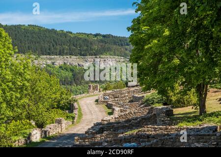 Bulgaria, Veliko Tarnovo, bastioni della città reale, simbolo della gloria del secondo Impero bulgaro e l'indipendenza persa durante le invasioni ottomane in Europa. Fortezza inespugnabile, Tsarevets cadde dalle mani di un traditore. Foto Stock