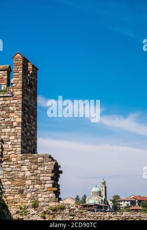 Bulgaria, Veliko Tarnovo, bastioni della città reale, simbolo della gloria del secondo Impero bulgaro e l'indipendenza persa durante le invasioni ottomane in Europa. Fortezza inespugnabile, Tsarevets cadde dalle mani di un traditore. Foto Stock