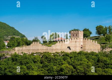 Bulgaria, Veliko Tarnovo, bastioni della città reale, simbolo della gloria del secondo Impero bulgaro e l'indipendenza persa durante le invasioni ottomane in Europa. Fortezza inespugnabile, Tsarevets cadde dalle mani di un traditore. Foto Stock