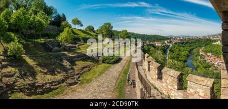 Bulgaria, Veliko Tarnovo, bastioni della città reale, simbolo della gloria del secondo Impero bulgaro e l'indipendenza persa durante le invasioni ottomane in Europa. Fortezza inespugnabile, Tsarevets cadde dalle mani di un traditore. Foto Stock