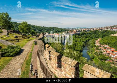 Bulgaria, Veliko Tarnovo, bastioni della città reale, simbolo della gloria del secondo Impero bulgaro e l'indipendenza persa durante le invasioni ottomane in Europa. Fortezza inespugnabile, Tsarevets cadde dalle mani di un traditore. Foto Stock