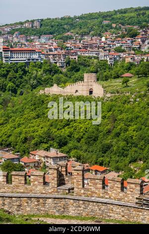 Bulgaria, Veliko Tarnovo, bastioni della città reale, simbolo della gloria del secondo Impero bulgaro e l'indipendenza persa durante le invasioni ottomane in Europa. Fortezza inespugnabile, Tsarevets cadde dalle mani di un traditore. Foto Stock