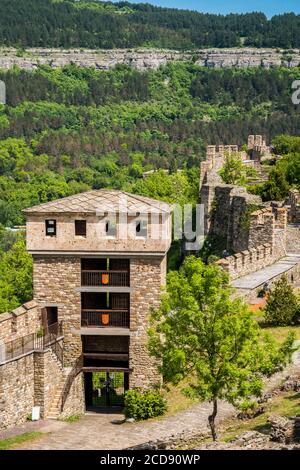 Bulgaria, Veliko Tarnovo, bastioni della città reale, simbolo della gloria del secondo Impero bulgaro e l'indipendenza persa durante le invasioni ottomane in Europa. Fortezza inespugnabile, Tsarevets cadde dalle mani di un traditore. Foto Stock