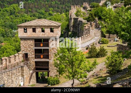 Bulgaria, Veliko Tarnovo, bastioni della città reale, simbolo della gloria del secondo Impero bulgaro e l'indipendenza persa durante le invasioni ottomane in Europa. Fortezza inespugnabile, Tsarevets cadde dalle mani di un traditore. Foto Stock