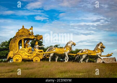 il carro holly Arjuna di Mahabharata in colore dorato con l'immagine di sfondo del cielo stupefacente è presa al karnataka murdeshwar india. Foto Stock