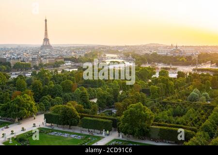 Francia, Parigi, il giardino delle Tuileries la Torre Eiffel (vista aerea) Foto Stock