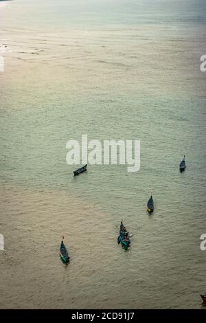 barche da pesca isolate molte in alto mare foto aeree è presa a murdeshwar karnataka india al mattino presto. è molto santo così come tour Foto Stock