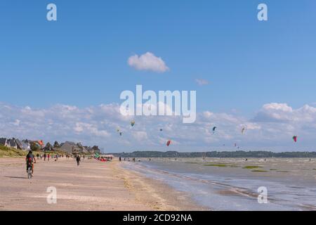 Francia, Somme, Baia della Somme, le Crotoy, Crotoy Beach è un luogo per kitesurf e windsurf; nel periodo successivo a una tempesta, mentre il sole è tornato con un vento potente, gli atleti sono numerosi e le loro vele multicolore illuminano il paesaggio Foto Stock