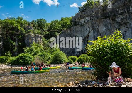 Francia, Ardeche, Berrias et Casteljau, il Chassezac, Mazet Plage, Ardeche Slackline Meeting Foto Stock