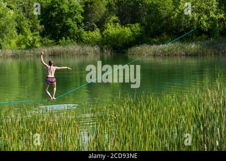 Francia, Ardeche, Berrias et Casteljau, Lac de Cornadon, Ardeche Slackline Meeting Foto Stock