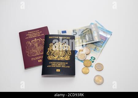 Nuovo passaporto britannico blu. (Regno Unito di Gran Bretagna e Irlanda) per il post-Brexit e il vecchio passaporto dell’UE, insieme su un fondo chiaro Foto Stock