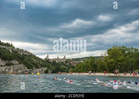 Francia, Ardeche, Saint Martin d'Ardeche, Triathlon delle Gole de l'Ardeche, distanza M, nuoto sotto il villaggio di Aigueze (dipartimento del Gard) Foto Stock