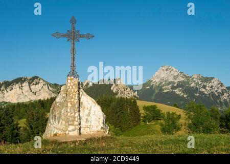 Francia, alta Savoia, massiccio di Chablais, Bernex, vista delle cime della vetta di Memizes, Monte Cesar e il dente di Oche dalla croce del Monte Benand Foto Stock