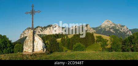 Francia, alta Savoia, massiccio di Chablais, Bernex, panorama sulle scogliere della vetta di Memizes, Monte Cesar e il dente di Oche dalla croce del Monte Benand Foto Stock