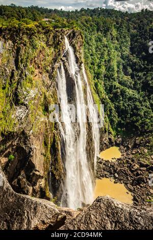 jog cade dall'alto verso il basso l'immagine è scattata alla cascata di jog karnataka india. è la terza cascata più alta in india. la bellezza di questo Foto Stock