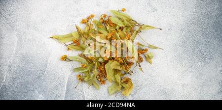 Tè Linden. Calce secca per fare una deliziosa bevanda a base di erbe per una buona salute. Messa a fuoco selettiva, vista superiore, spazio di copia, banner Foto Stock