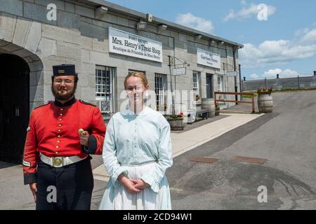 Canada, Ontario, Kingston lungo il fiume St. Lawrence, il canale Rideau e il lago Ontario, comici in costume a Fort Henry Foto Stock