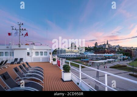 Canada, Quebec, Quebec City, la città e il Chateau de Frontenac al tramonto da una nave da crociera Foto Stock