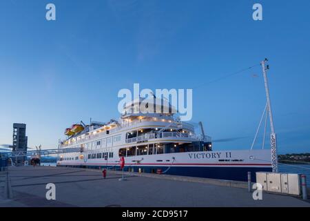 Canada, Quebec, Quebec City, nave da crociera Victory 2 al molo al crepuscolo Foto Stock