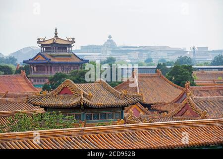 Tetti della Città Proibita che mostrano le tradizionali tegole tubolari smaltate cinesi, Pechino, Provincia di Hebei, Cina Foto Stock