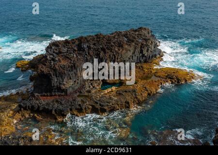 Spagna, Isole Canarie, la Palma, vista di una costa rocciosa e vulcanica sotto un clima tropicale e oceanico Foto Stock