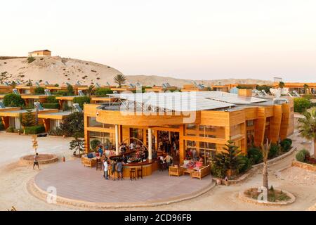 Marocco, Oued ed-Dahab, Dakhla, Dakhla Club Resort, vista dalla terrazza di un ristorante di un eco-Lodge al tramonto Foto Stock