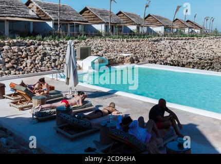 Marocco, Oued ed-Dahab, Dakhla, la Crique Hotel, ospiti di un hotel vicino alla piscina Foto Stock
