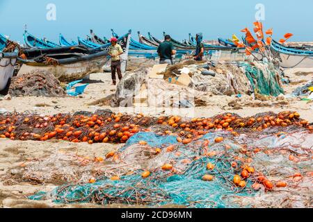 Marocco, Oued ed-Dahab, Dakhla, Lassarga, pescatori che preparano le reti da pesca sulla spiaggia Foto Stock
