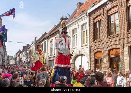 Francia, Nord, Cassel, carnevale primaverile, sfilata delle teste e danza dei Giganti Reuze papà e Reuze mamma, elencati come patrimonio culturale immateriale dell'umanità Foto Stock