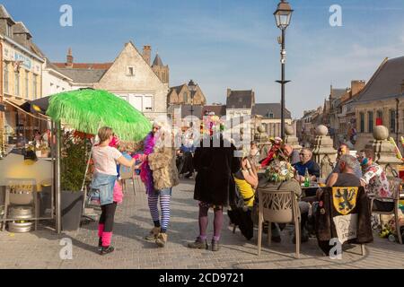 Francia, Nord, Cassel, carnevale primaverile, persone travestite seduti sulla terrazza Foto Stock