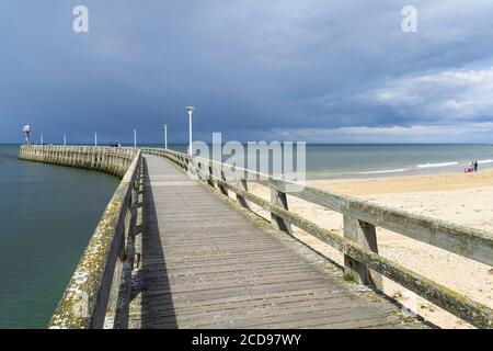 Francia, Calvados, Courseulles sur Mer, spiaggia e canale Foto Stock