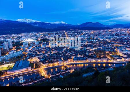 Francia, is?re, Grenoble, panorama dal forte della Bastiglia, vista della chiesa di Saint-Andre e della catena Belledonne Foto Stock