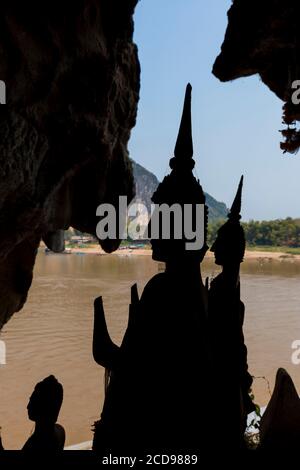 Laos, provincia di Luang Prabang, fiume Mekong, Grotta di Pak ou, file di statue di Buddha Foto Stock