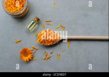 Calendula officinalis fiori e petali preparati per la preparazione di olio essenziale. Erba medicinale. Sfondo per scopi diversi. Orizzontale. Foto Stock