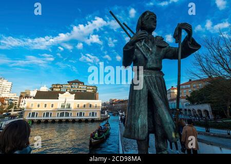 Portogallo, Aveiro, picker di alghe marine e barche colorate, o barcos Moliceiros Foto Stock