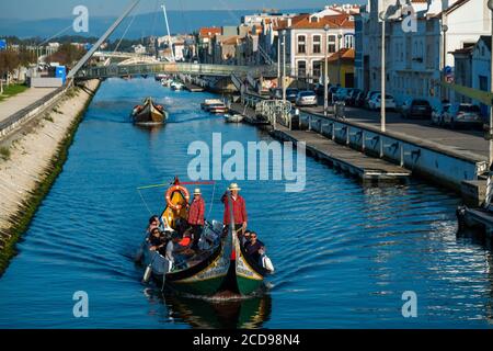 Portogallo, Aveiro, barche colorate, o barcos moliceiros, tradizionalmente utilizzati per la raccolta delle alghe Foto Stock