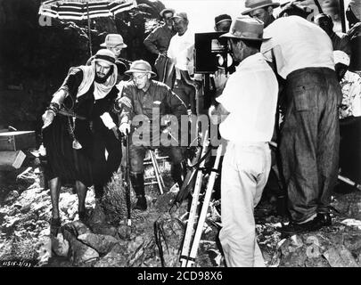 DEMILLE su set location candid con la Film Crew in Egitto filmando I DIECI COMANDAMENTI 1956 regista CECIL B. DeMILLE Motion Picture Associates / Paramount Pictures Foto Stock