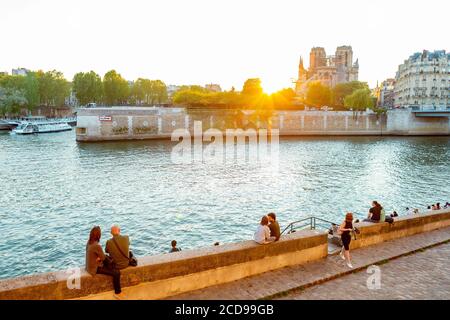 Francia, Parigi, zona dichiarata patrimonio mondiale dall'UNESCO, Saint Louis Island, Orleans Pier al tramonto Foto Stock