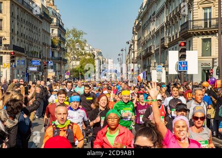 Francia, Parigi, rue de Rivoli, la Maratona di Parigi, 14 aprile 2019 Foto Stock