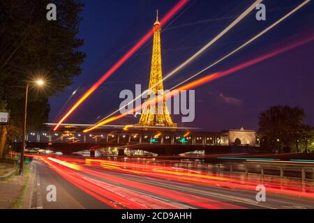 Francia, Parigi, zona dichiarata Patrimonio Mondiale dall'UNESCO, la Torre Eiffel (? SETE-illuminazioni Pierre Bideau) e il ponte Bir-Hakeim di notte Foto Stock