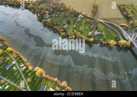 Francia, Eure, Les Andelys, inquinamento da petrolio nella Senna (vista aerea) Foto Stock