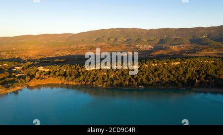 Francia, Vaucluse, Parco Naturale Regionale del Luberon, Cabrieres d'Aigues, Etang de la Bonde (veduta aerea) Foto Stock