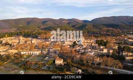 Francia, Vaucluse, Luberon Parco Naturale Regionale, Cucuron (vista aerea) Foto Stock