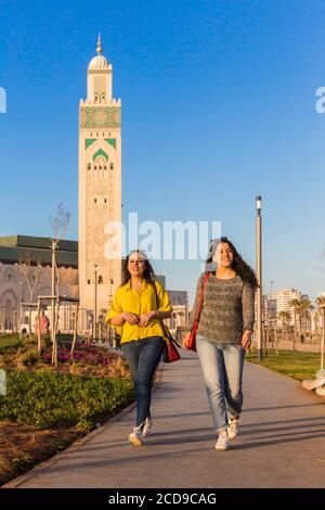 Il Marocco, Casablanca, giovani donne sul piazzale della moschea di Hassan II Foto Stock